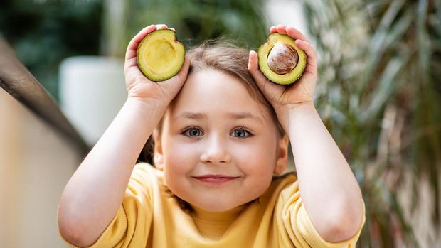 Ilustrasi anak makan buah alpukat