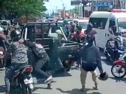 Terjadi Lagi, Pengantar Jenazah Anarkis Keroyok Pengendara di Makassar