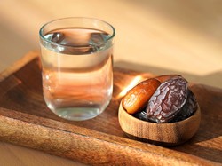 Jangan Langsung Makan Berat, Begini 5 Urutan Berbuka Puasa yang Benar