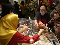 Harga Emas Masih Tinggi Bikin Masyarakat Ramai-ramai Jual Emas