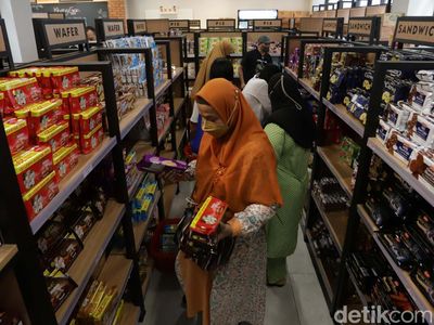 Jelang Lebaran, Penjualan Kue Kalengan Naik Pesat