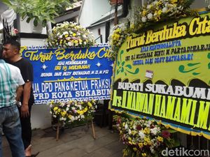 Karangan Bunga Penuhi Rumah Duka Ibunda Desy Ratnasari Karangan Bunga Penuhi Rumah Duka Ibunda Desy Ratnasari