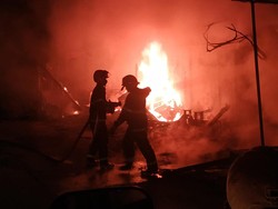 Diduga Korsleting, 5 Kios di Pamanukan Subang Hangus Terbakar