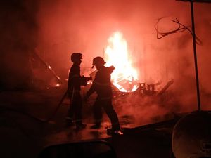 Diduga Korsleting, 5 Kios di Pamanukan Subang Hangus Terbakar Diduga Korsleting, 5 Kios di Pamanukan Subang Hangus Terbakar