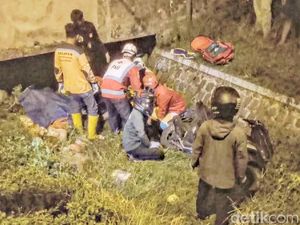 Dua Bikers Jombang Terjun ke Parit di Mojokerto, Satu Tewas
