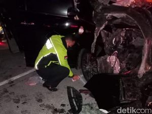 Detik-detik Kecelakaan Mobil Personel Debu di Tol Paspro Detik-detik Kecelakaan Mobil Personel Debu di Tol Paspro