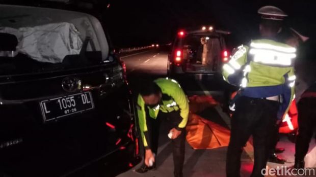 Mobil rombongan kelompok musik Debu kecelakaan di Tol Paspro (Pasuruan-Probolinggo). Kecelakaan tersebut menewaskan dua orang dan ada empat korban yang luka-luka.