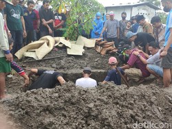 Sekeluarga Korban Kecelakaan Maut Tuban Dimakamkan Satu Liang Lahat