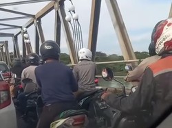 Jembatan Barombong di Makassar Macet Picu Antrean Panjang Kendaraan