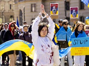 Kemeja Bernoda Darah Protes Invasi Rusia