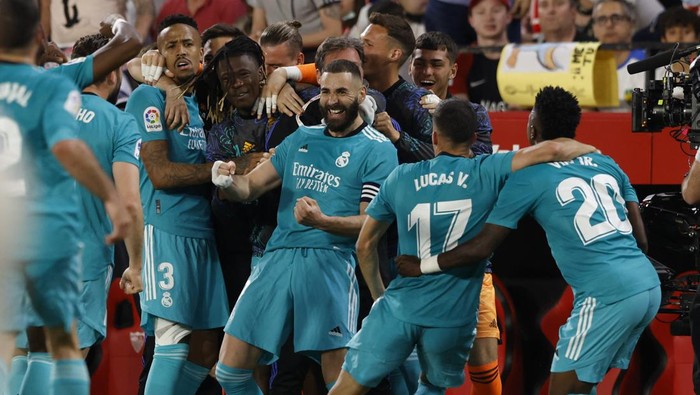 Soccer Football - LaLiga - Sevilla v Real Madrid - Ramon Sanchez Pizjuan, Seville, Spain - April 17, 2022 Sevillas Ivan Rakitic scores their first goal REUTERS/Marcelo Del Pozo