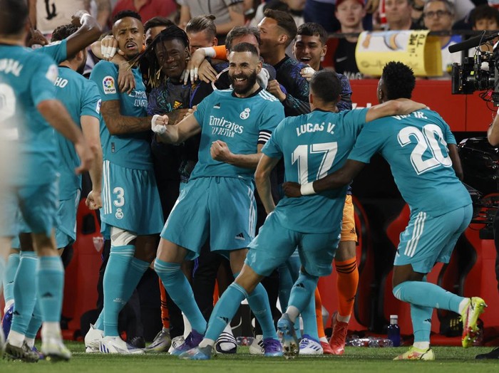 Soccer Football - LaLiga - Sevilla v Real Madrid - Ramon Sanchez Pizjuan, Seville, Spain - April 17, 2022 Sevilla's Ivan Rakitic scores their first goal REUTERS/Marcelo Del Pozo