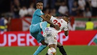 Sevilla ada di urutan ketiga dengan 60 poin, sama seperti koleksi angka Barcelona di urutan kedua dengan dua laga lebih sedikit.