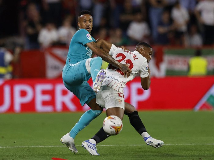 Soccer Football - LaLiga - Sevilla v Real Madrid - Ramon Sanchez Pizjuan, Seville, Spain - April 17, 2022 Sevilla's Ivan Rakitic scores their first goal REUTERS/Marcelo Del Pozo