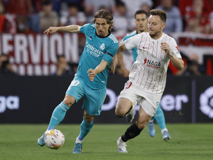Soccer Football - LaLiga - Sevilla v Real Madrid - Ramon Sanchez Pizjuan, Seville, Spain - April 17, 2022 Sevilla's Ivan Rakitic scores their first goal REUTERS/Marcelo Del Pozo