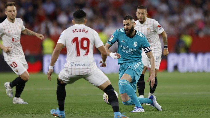 Kemenangan Dramatis Real Madrid Atas Sevilla Soccer Football - LaLiga - Sevilla v Real Madrid - Ramon Sanchez Pizjuan, Seville, Spain - April 17, 2022 Sevilla's Ivan Rakitic scores their first goal REUTERS/Marcelo Del Pozo