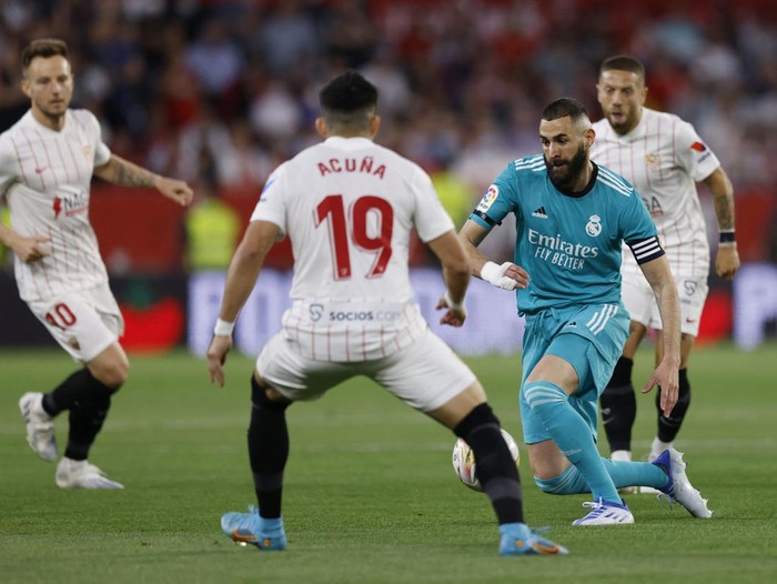 Soccer Football - LaLiga - Sevilla v Real Madrid - Ramon Sanchez Pizjuan, Seville, Spain - April 17, 2022 Sevilla's Ivan Rakitic scores their first goal REUTERS/Marcelo Del Pozo