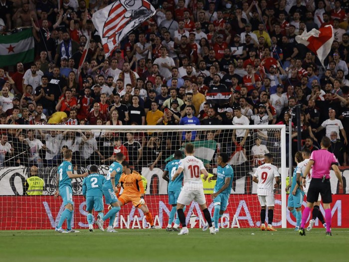 Soccer Football - LaLiga - Sevilla v Real Madrid - Ramon Sanchez Pizjuan, Seville, Spain - April 17, 2022 Sevilla's Ivan Rakitic scores their first goal REUTERS/Marcelo Del Pozo
