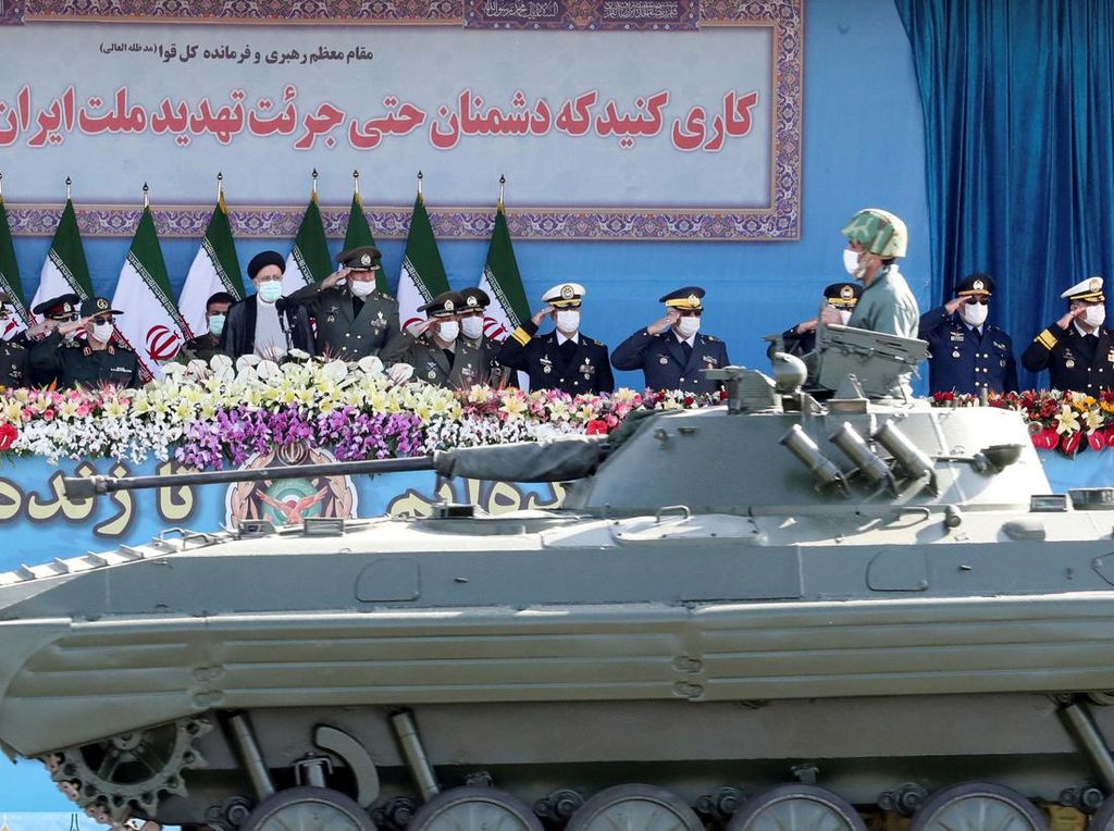 Kendaraan Tempur Wara-wiri di Ibu Kota Iran, Ada Apa?