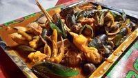 Makan Seafood Rp 10 Ribuan di Jalur BKT, Ada Kerang hingga Kepiting!