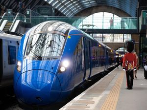 Panik di Saat Kereta Modern Inggris Mendadak Berhenti dan Lukai Penumpang