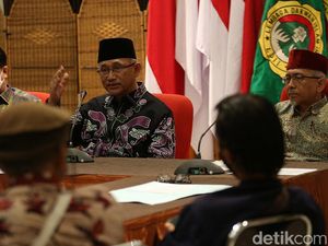 Ketum LDII Bicara Berdemokrasi di Tahun Politik Ketum LDII Bicara Berdemokrasi di Tahun Politik
