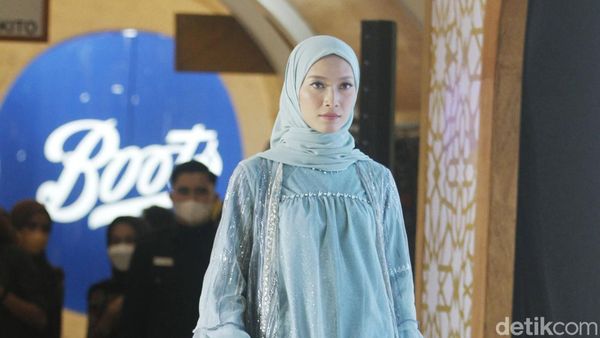 10 Foto Baju Lebaran Elegan Karya Jeny Tjahyawati di Ramadan Runway 2022