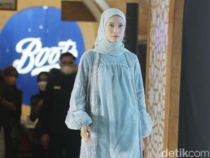 10 Foto Baju Lebaran Elegan Karya Jeny Tjahyawati di Ramadan Runway 2022