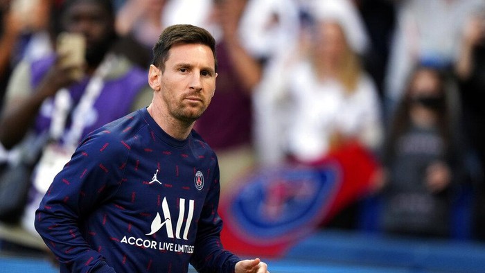 Lionel Messi vs Marseille PSG's Lionel Messi runs during the warm up before the League One soccer match between Paris Saint Germain and Marseille, at the Parc des Princes stadium, in Paris, France, Sunday, April 17, 2022. (AP Photo/Francois Mori)