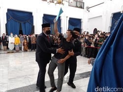 Jabar Hari Ini: Pelantikan Walkot Diwarnai Interupsi-Guru Ngaji Cabuli 12 Murid