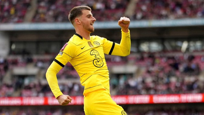 Chelseas Mason Mount celebrates after scoring his sides second goal during the English FA Cup semifinal soccer match between Chelsea and Crystal Palace at Wembley stadium in London, Sunday, April 17, 2022. (AP Photo/Kirsty Wigglesworth)