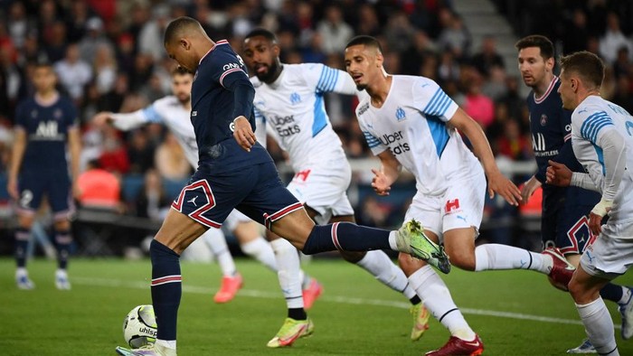 Paris Saint-Germain's French forward Kylian Mbappe kicks the ball and scores disallowed after by refree during the French L1 football match between Paris Saint-Germain (PSG) and Olympique de Marseille (OM) at the Parc des Princes stadium in Paris on April 17, 2022. (Photo by FRANCK FIFE / AFP)