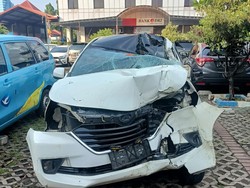 Minibus Ringsek Usai Tabrak Truk di Km 20 Tol Sedyatmo, Sopir Luka-luka