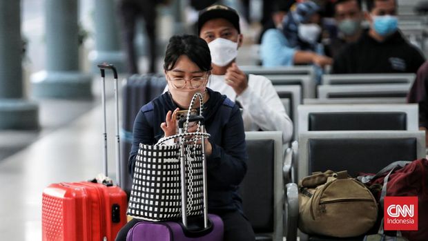 Sejumlah calon penumpang sudah terlihat berdatangan di Stasiun Pasar Senen, untuk melakukan mudik lebaran 2022. Senin (18/4/2022). CNN Indonesia/Andry Novelino