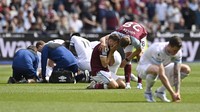 Nikola Vlasic tampak berlutut dan menangis atas apa yang terjadi dengan Ashley Westwood. (Foto: Action Images via Reuters/TONY OBRIEN)