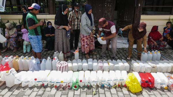 Barisan Jeriken Padati Operasi Minyak Goreng Curah Jelang Lebaran