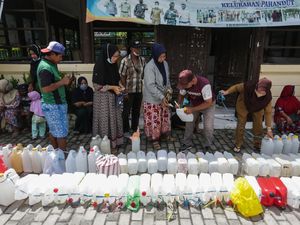 Barisan Jeriken Padati Operasi Minyak Goreng Curah Jelang Lebaran