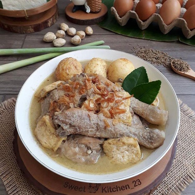 Opor ayam masakan khas saat lebaran