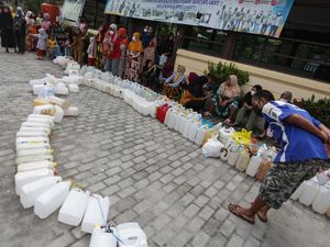 Harga Masih Tinggi, Warga Serbu Minyak Goreng Curah