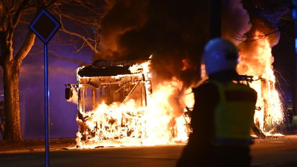 Pembakaran Al-Quran di Swedia Picu Kericuhan, Bus-Mobil Dibakar