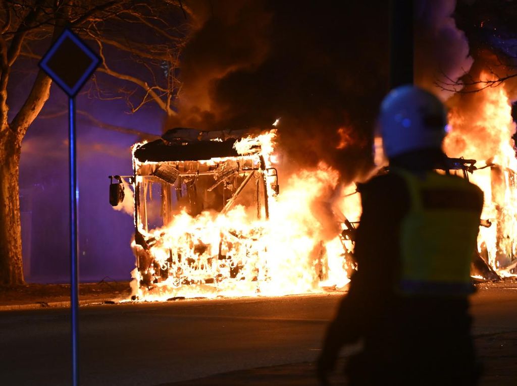 Pembakaran Al-Quran di Swedia Picu Kericuhan, Bus-Mobil Dibakar