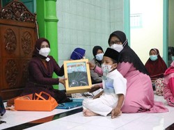 Salat Subuh Bareng, Walkot Mojokerto Bagikan Zakat Mal ke Janda Lansia