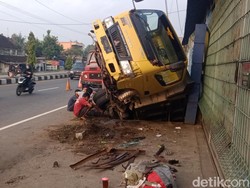 Truk Muatan Batu Merapi Terperosok di Parit Jalan Jogja-Solo