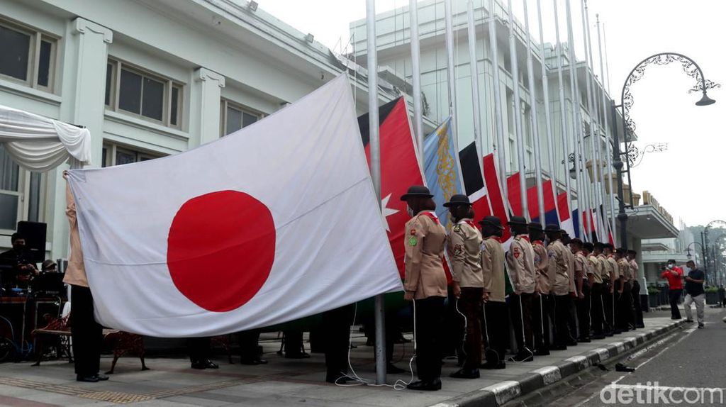 Peringati KAA, 109 Bendera Negara Dikibarkan di Gedung Merdeka Bandung
