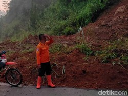 Longsor Susulan Tutup Jalan Utama Cisokan Menuju Kampung Cilengkong