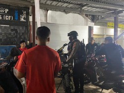 Polisi Bubarkan Kerumunan Balap Lari Liar Tutup Jalan di Makassar