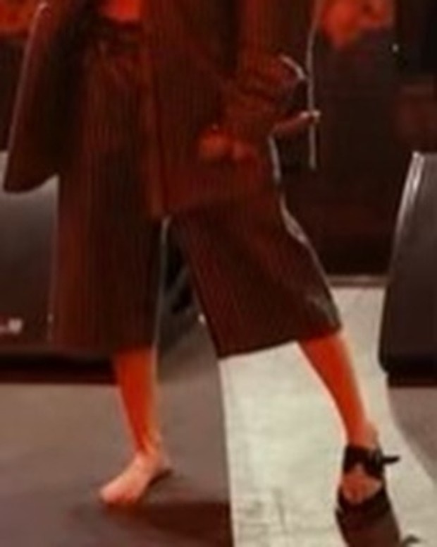 Potret Dara kehilangan sepatu di panggung Coachella 2022