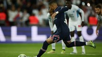 PSG mendapat penalti di injury time babak pertama. Wasit menunjuk titik putih usai VAR menyatakan Valentin Rongier melakukan handball. Kylian Mbappe sukses mengonversi penalti menjadi gol untuk membawa PSG unggul 2-1.
