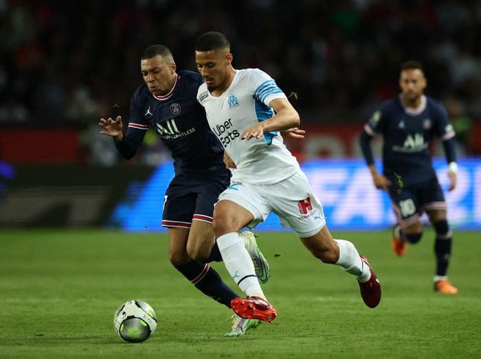 PSG Taklukkan Marseille, Kian Dekat Juarai Liga Prancis Soccer Football - Ligue 1 - Paris St Germain v Olympique de Marseille - Parc des Princes, Paris, France - April 17, 2022 Paris St Germain's Kylian Mbappe in action with Olympique de Marseille's William Saliba REUTERS/Sarah Meyssonnier