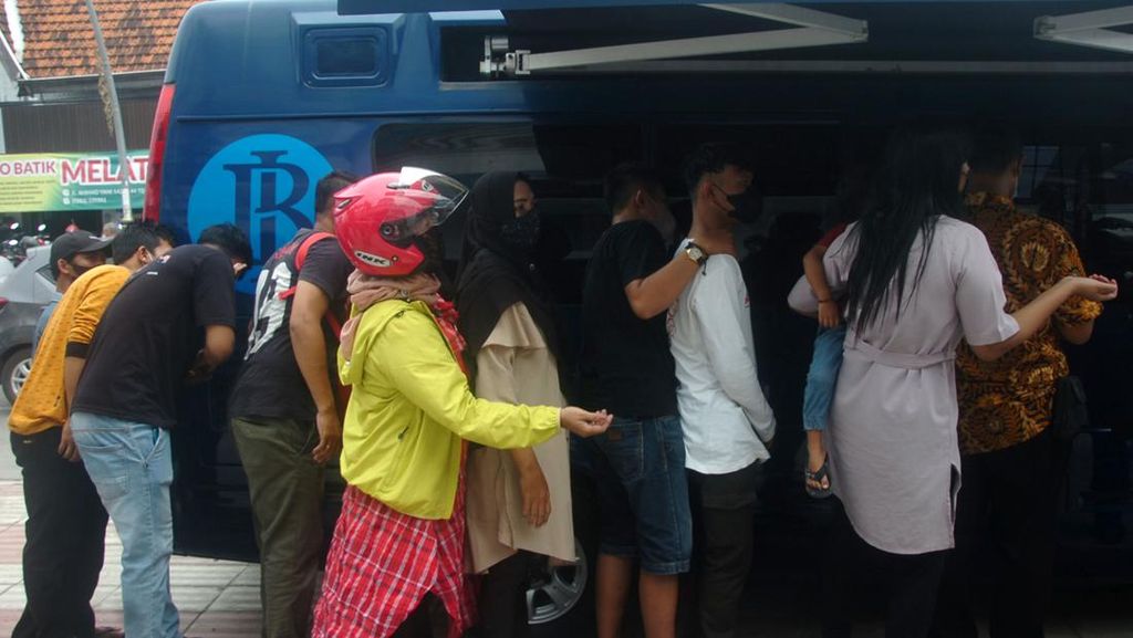 Ramai-ramai Tukar Uang Baru untuk Berlebaran Ramai-ramai Tukar Uang Baru untuk Berlebaran